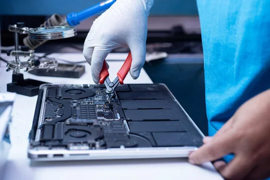 técnico arreglando mac