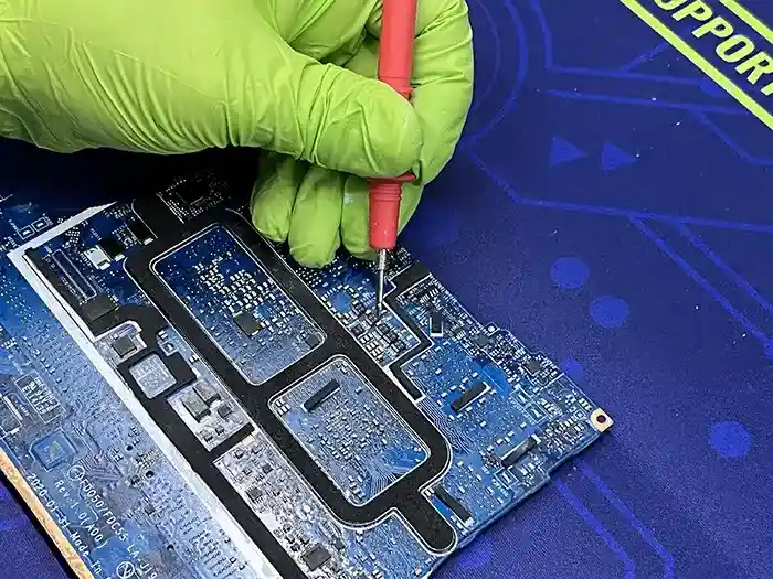 técnico arreglando motherboard