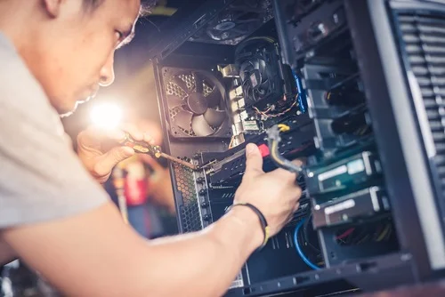 técnico arreglando computadora